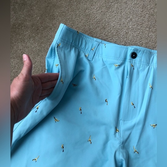 Under Armour Men’s 38 Golf Printed Storm Shorts in Light Blue w/Yellow Birds - Picture 7 of 14